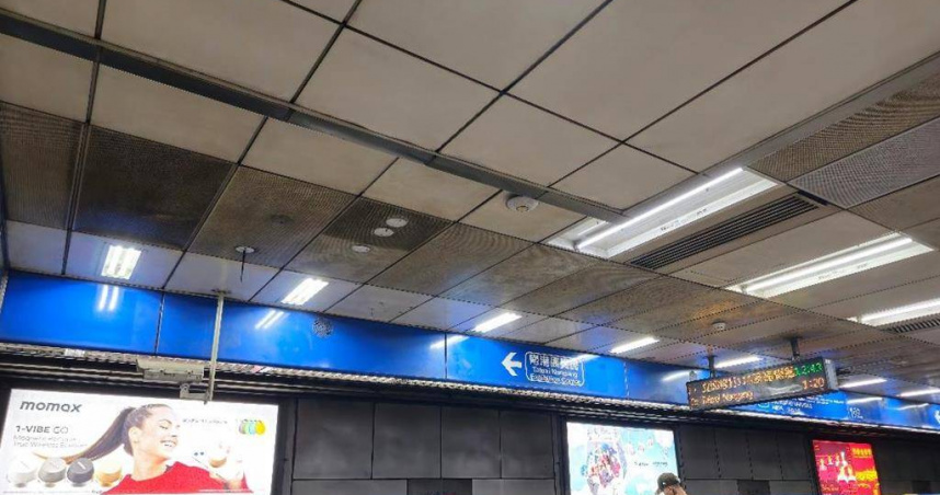 市議員王欣儀近日接到民眾檢舉，忠孝復興、忠孝新生等高人流的轉乘大站，其天花板和通風口「烏漆麻黑」，不僅灰塵厚重、板材泛黑，還嚴重發霉。圖為忠孝新生站。（圖／台北市議員王欣儀研究室提供）