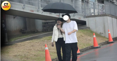 本刊日前直擊小優身邊又有新歡，兩人看似甜蜜感覺正在熱戀中。（圖／本刊攝影組）