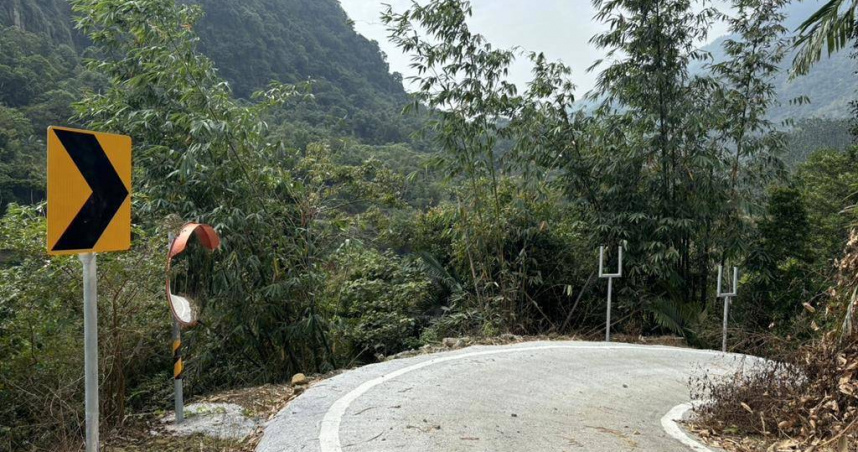 屏東男竟用 Google 街景「挑標誌」，跨縣狂偷406面交通牌變賣遭判刑。（圖 ／翻攝畫面）
