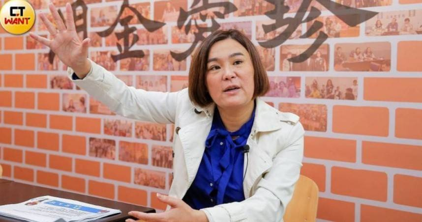 立法院國會助理工會在立法院外抗議助理費修法，國民黨立委陳玉珍其後與工會協商並達成三點共識。（圖／CTWANT攝影組）