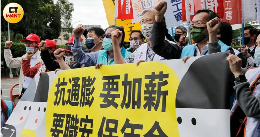 公教人員對於2018年以來施行的「砍年金」政策多次上街頭表達不滿。（圖／黃耀徵攝）