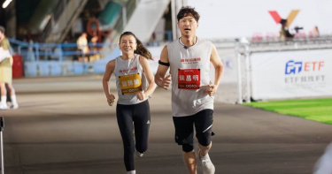 侯昌明（右）全程為曾雅蘭應援，祭出10萬元完賽獎金加碼鼓勵老婆。（圖／好看娛樂提供）