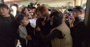 曹西平29日猝逝，乾兒子悲慟現身殯儀館處理相驗。（圖／翻攝畫面）