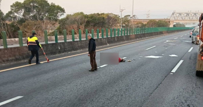 國道4號台中神岡路段今早發生嚴重車禍。（圖／翻攝記者爆料網）