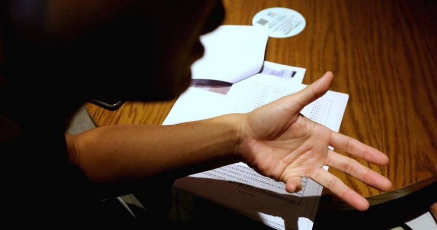 近年高國中小掀起一股「校事會議」歪風，不少老師莫名遭羅織罪名苦不堪言。圖為一名涉入校事會議高校教練，後經調查折騰數月才還了清白。（圖／周志龍攝）