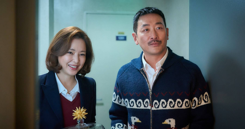 河正宇（右）自編、自導、自演，找來李荷妮（左）演出。（圖／采昌國際多媒體提供）