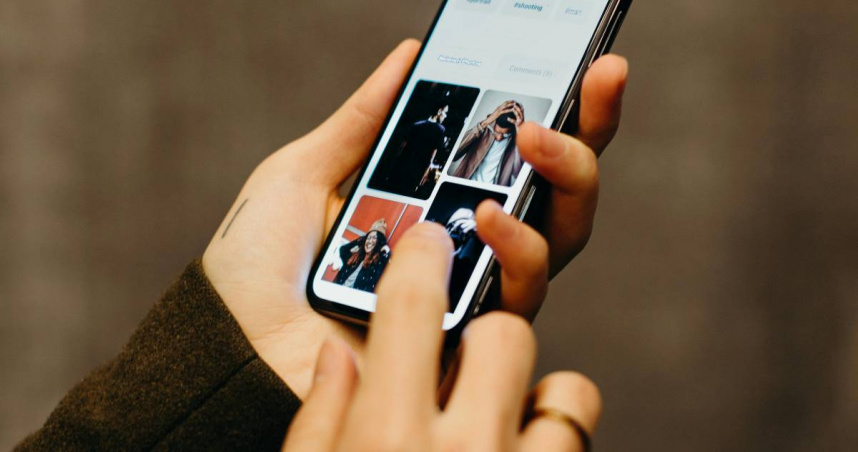 一名正宮在滑手機看到演算法推薦給她的影片，竟是老公出軌的證據。（示意圖／Pexels）
