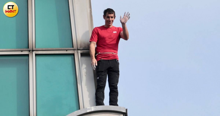 世界頂尖攀岩家艾力克斯霍諾德（Alex Honnold）挑戰徒手攀登台北101，攀爬過程不時停下揮手致意。（圖／黃耀徵攝）