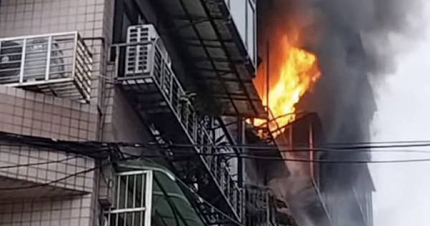 台北市信義區吳興街民宅清晨發生火警，消防人員救出2名受困住戶，其中1名女性一度命危。（圖／翻攝畫面）