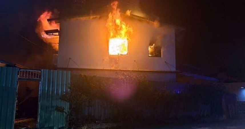 埔里凌晨惡火吞噬3棟建物，屋主攀冷氣室外機驚險逃生。（圖 ／翻攝畫面）