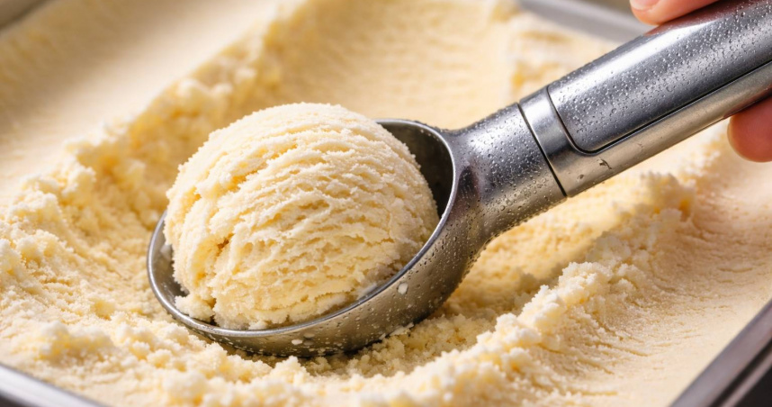 有網友分享，一款特殊冰淇淋挖勺使用前需「上下搖一搖」比較好用。（圖／AI示意圖）