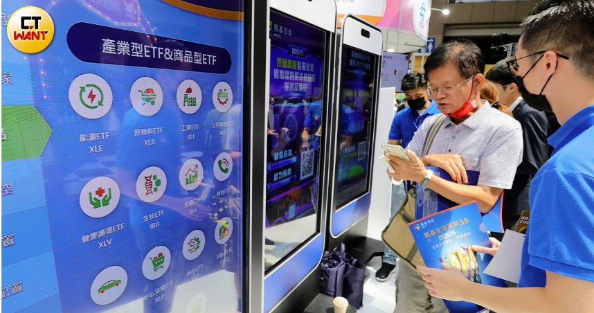 台股25日登上3萬5千點，高息型、市值型、主動式、債券型等ETF皆成交爆量。（示意圖／方萬民攝）
