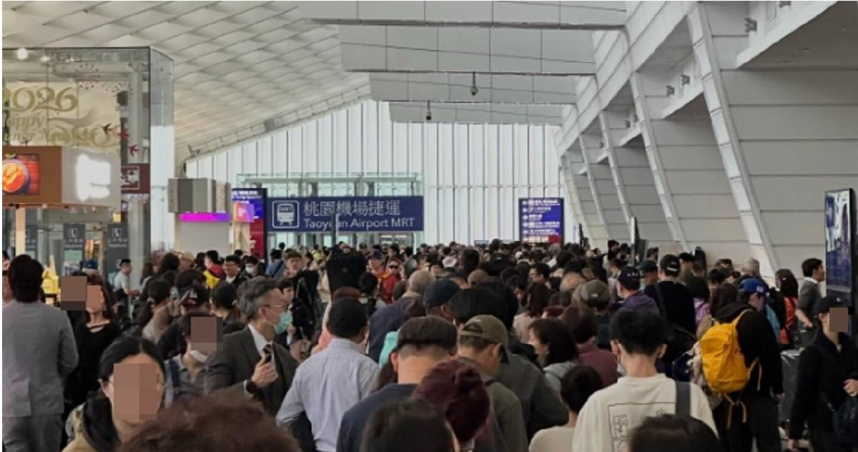 桃園機場報到系統稍早故障已排除。（圖／Threads網友zheda_lee授權提供）