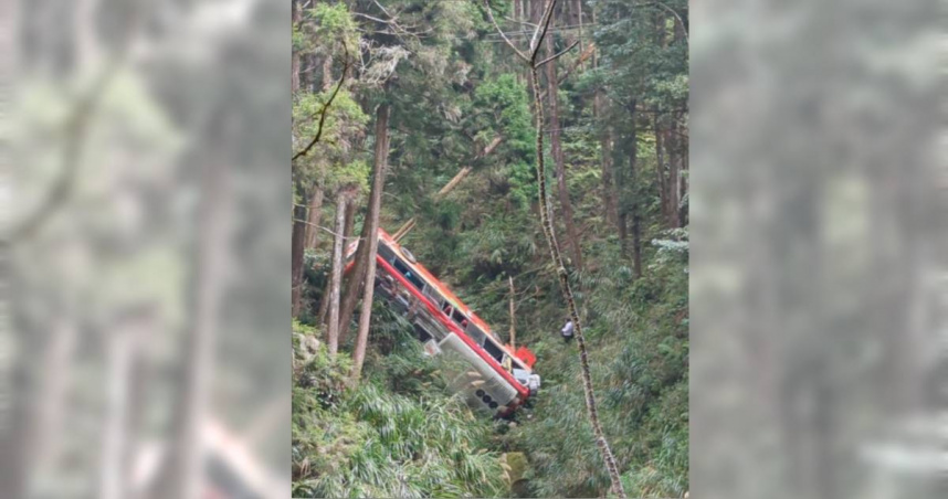 南投縣竹山鎮杉林溪自然園區花卉中心附近9日上午驚傳遊覽車墜谷事故。（圖／翻攝自Threads @peng840406）