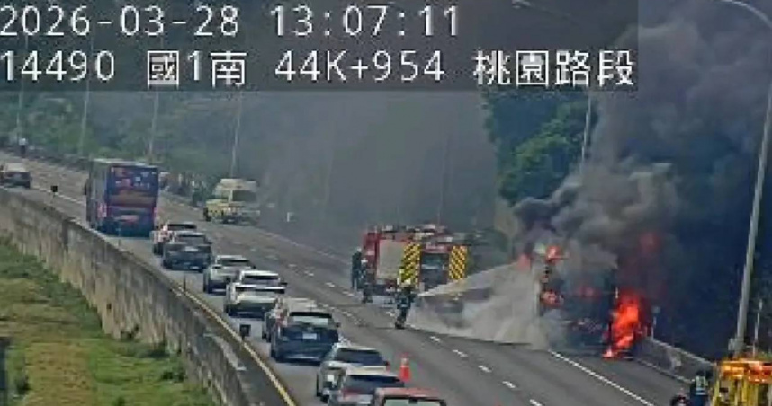 國道1號五楊高架南向龜山路段3月28日中午發生遊覽車火燒車事故，車上25人及時疏散，消防人員到場灌救。（圖／翻攝畫面）