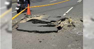 板橋縣民大道14日中午突然爆炸，台電初步研判是「地下高壓電纜故障」引發壓力爆炸釀禍。（圖／翻攝畫面）