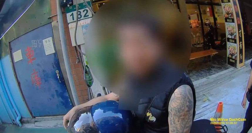 陳姓男子違規轉彎遭警方盤查，其神情明顯有異又拒絕毒品快篩，警方則開單舉發，並將其車輛移置保管。（圖／翻攝畫面）