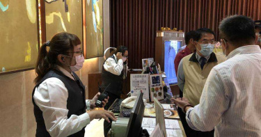 台南市長帶隊突襲錢櫃KTV 消防栓前擺雜物開勸導單