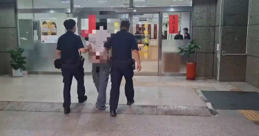 游姓男子28日下午跟蹤李姓女高中生，還揮拳攻擊老婦和里長，遭警方逮捕送辦。（圖／翻攝畫面）