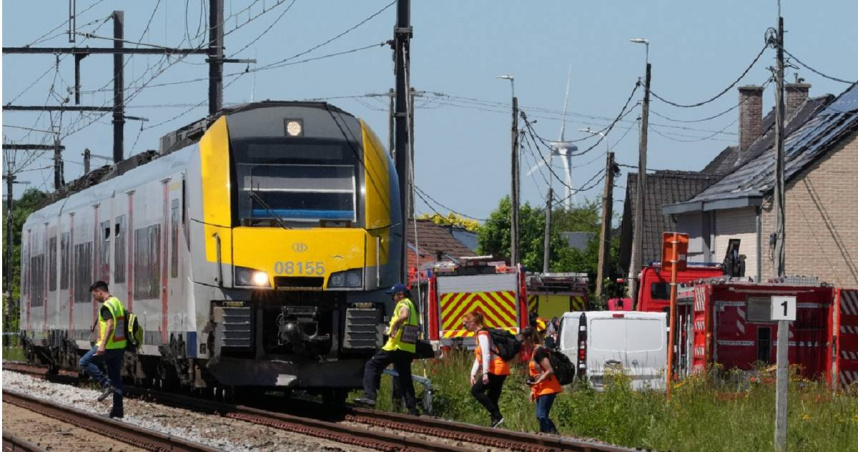 比利時北部小鎮布根豪特（Buggenhout）一輛校車與火車在平交道撞上，目前已造成至少4人死亡。（圖／達志／美聯社）