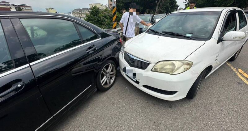 苗栗聯大好漢坡路口發生車禍，駕駛撞車後遭民眾指證丟棄電子煙主機，警方快篩驗出依託咪酯陽性。（圖／翻攝畫面）