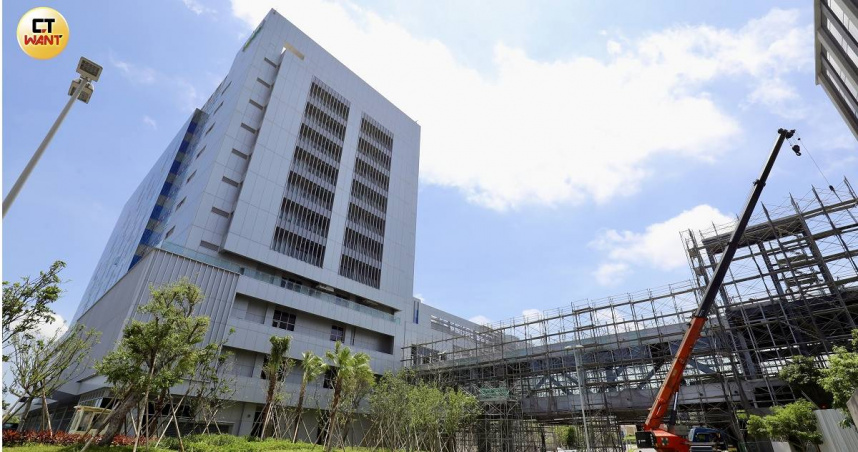 市場人士認為，桃園青埔「置地廣場B區」建築超過航空限高的爭議案，隨著案子越鬧越大，再加上縣市長選舉到來，若真被認定超高，想要破例以加裝安全警示燈或其他方式解套的可能性就越低。（圖／方萬民攝）