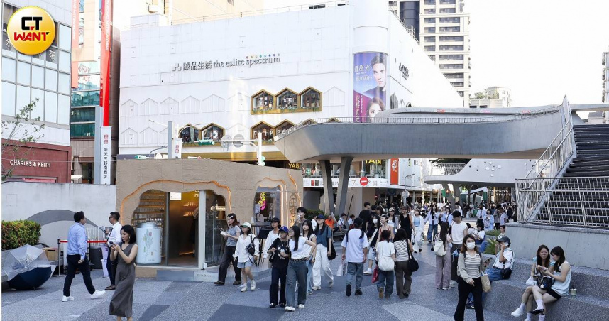 根據台北捷運統計去年各站點進出人流，中山站每日進出人潮10.4萬人次，僅次於台北車站、西門站、市政府站，超越忠孝復興站，龐大人流讓商圈店租年年升高。（圖／侯世駿攝）