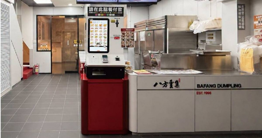 一名網友目睹阿伯不會使用自助點餐機，店員也不願協助，讓他為此感到傷心。圖僅示意，非當事分店。（圖／翻攝自臉書／八方雲集 Taiwan）