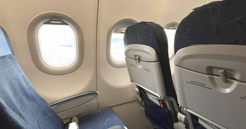飛機起降時，要求將桌板收起、遮光板打開，其實是有飛行安全考量。（示意圖／phtotoAC）