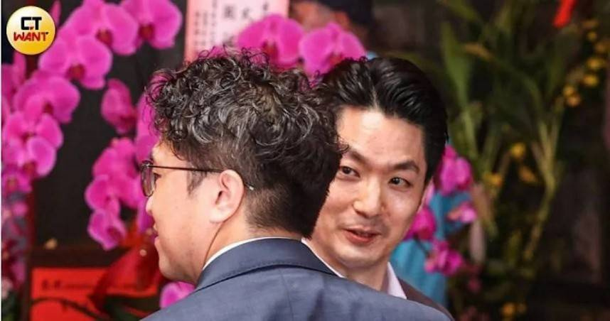 蔣萬安與沈伯洋就台北市長選舉首場辯論會的細節進行協商。（資料圖／黃耀徵攝）