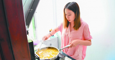 獨居青年關注「吃得好」，18%一線城單身青年，會在吃飯上花掉30%以上的收入。（圖／新華社資料照）