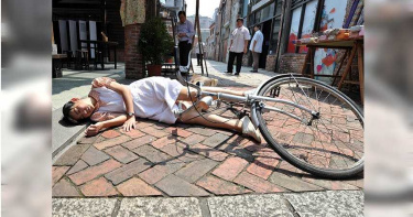 米可白昏倒摔車...肉貼「超燒地面」笑虧:石板烤肉