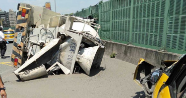 預拌混凝車百齡橋上翻覆 水泥灑路面小黃無路躲自撞4人送醫
