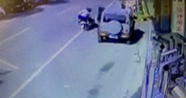 父機車載國中女兒購物 遇路邊車輛突開門慘噴飛