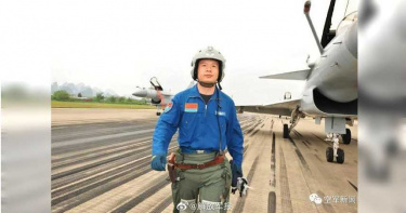 解放軍機剛起飛突遭鳥擊 飛行員37秒3次規避居民區墜毀水田