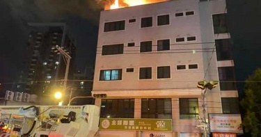 台中5樓公寓頂樓紙箱倉庫暗夜火警 住戶倉皇逃生所幸無人傷