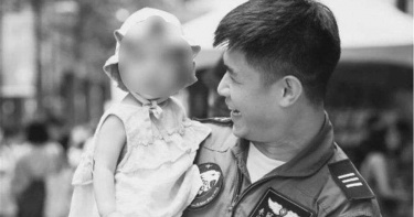 飛官留下愛妻和1歲稚女殉職 朱妻深夜痛訴「把拔想你了」