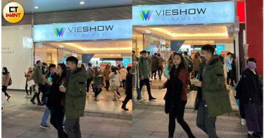 李沛旭不畏低溫 偕小女友街頭大吃冰淇淋