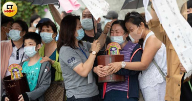 家屬淚眼招魂聲聲喚「回家了」 突降大雨天地同悼讓人揪心