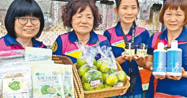 九如鄉農會研發多種檸檬加工品，去化多餘檸檬並提高附加價值。（圖／中國時報潘建志攝）