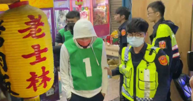 職業賭場藏身娃娃機店 警逮31賭客扣60萬賭資