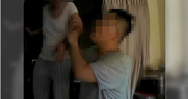 關太久悶壞了! 7旬翁呆坐4樓窗台險象環生