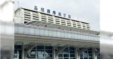受到中颱「杜蘇芮」影響，今日小港機場國際線、國內線航班大幅取消、延遲調整。（崔正綱攝）