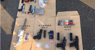 槍擊犯拒攔檢還衝撞警車 幹員逮人查獲7火力強大槍枝
