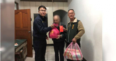 新莊警春節送暖發放平安袋 助弱勢家庭平安過好年