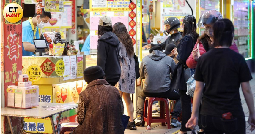 每到了過年時候，彩券行買氣相當旺。（示意圖／侯世駿攝）