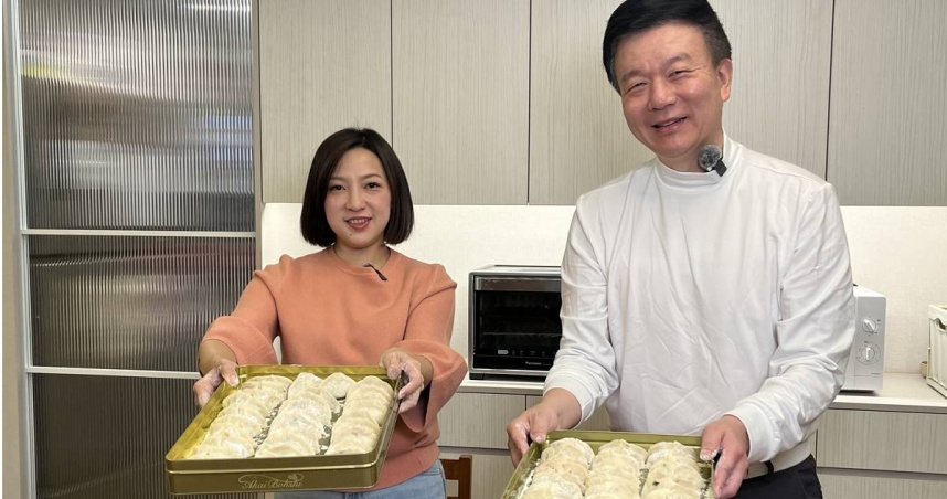 新北市新北市議員陳乃瑜與桃園市議員于北辰相約一起包水餃，較量誰包的「元寶」比較好看。（圖／陳乃瑜辦公室提供）