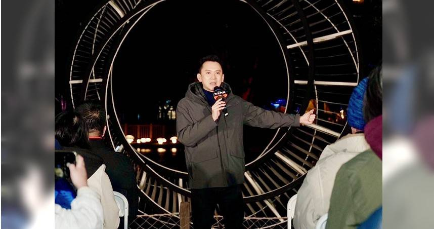 竹北2025燈節結合莫比烏斯理念，竹北市長鄭朝方講述設計用心。（圖／翻攝自竹北市公所媒體群組）