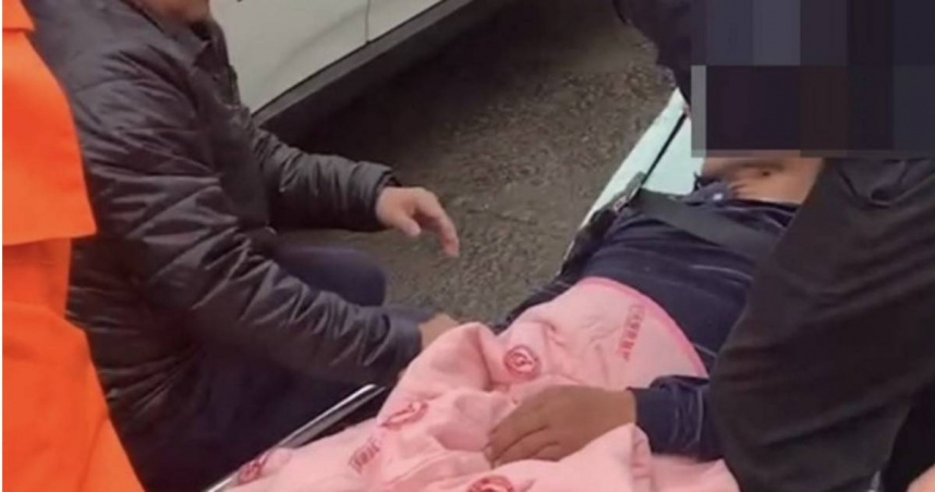 工人山區作業突中風警消接力搶救成功送醫。（ 圖／翻攝畫面）