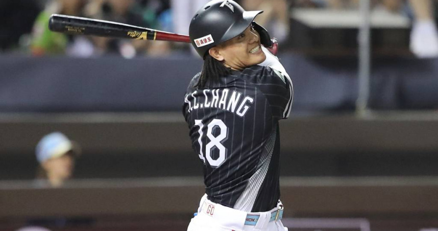 林佳緯8局上轟出右外野滿貫全壘打，助中華隊反超樂天巨人。（圖／中國時報黃世麒攝）